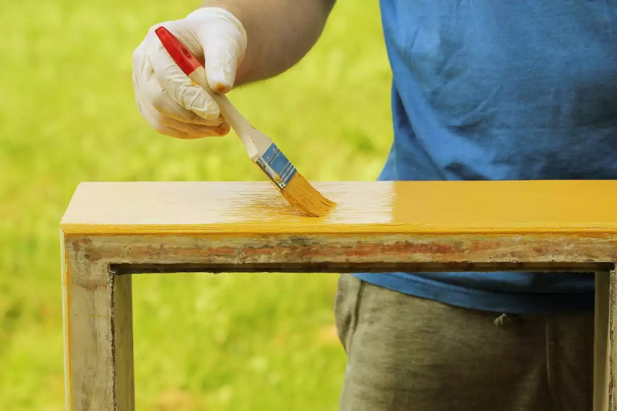 Peinture acrylique sur bois : techniques et conseils