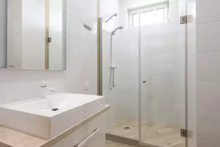 Transformer une baignoire en douche italienne