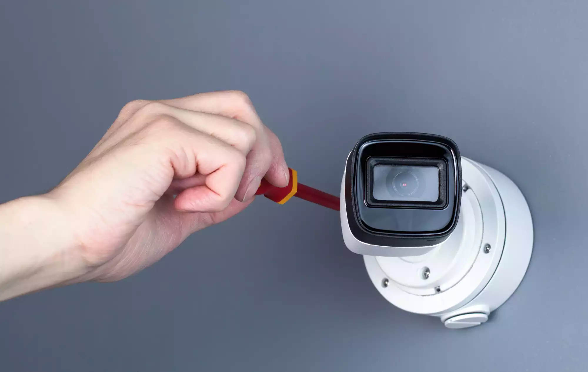 Comment installer une caméra de surveillance : WiFi, intérieur, extérieur