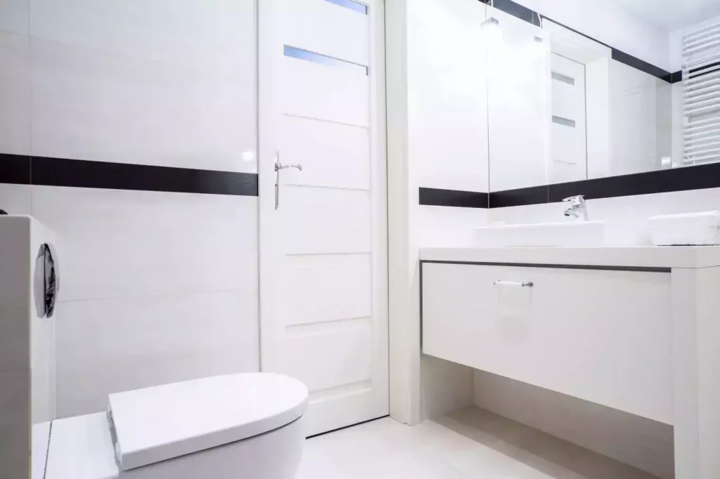 Intégrez des rangements astucieux pour libérer l'espace autour des sanitaires