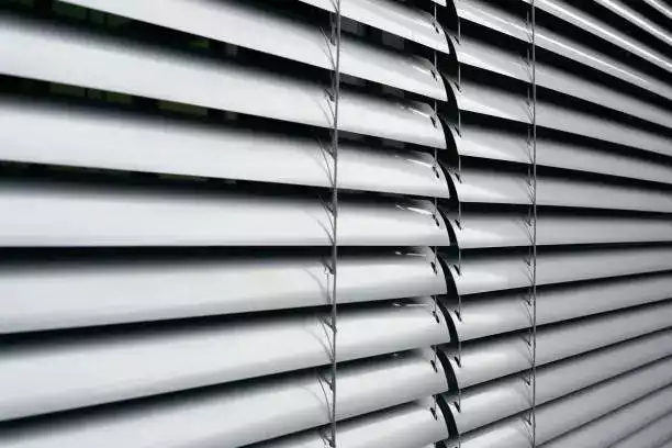 Les avantages du store vénitien intérieur pour votre décoration