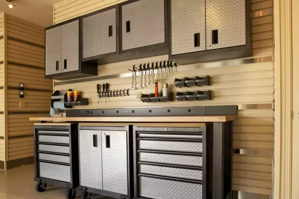 Utilisez les murs et le plafond pour optimiser l'espace dans le garage