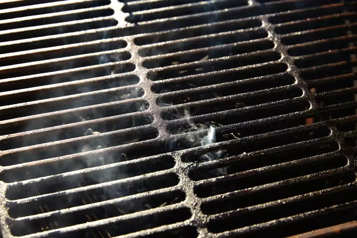 Comment nettoyer une grille de barbecue sale ?