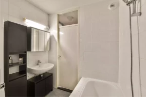 Comment aménager une petite salle de bain sans fenêtre ?