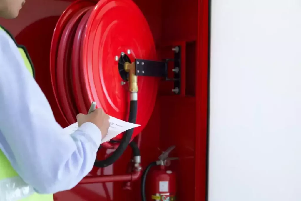 Comment protéger vos bâtiments professionnels contre le feu grâce à l’ignifugation ?