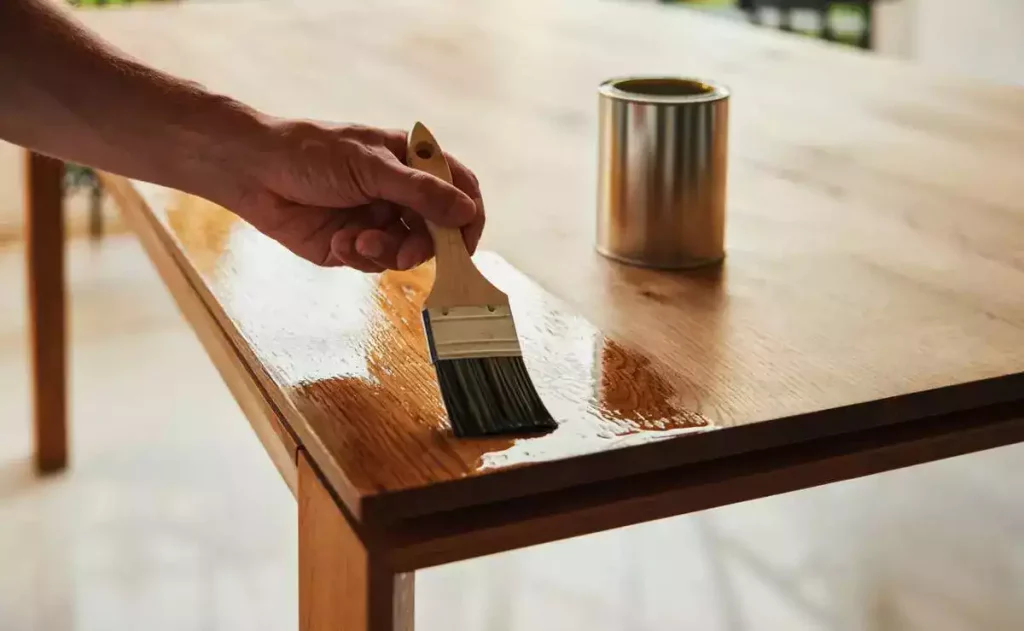 L'huile incolore : une alliée pour la protection de vos bois intérieurs
