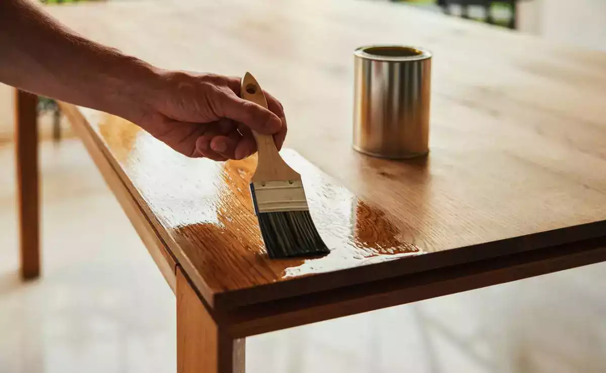 L'huile incolore : une alliée pour la protection de vos bois intérieurs