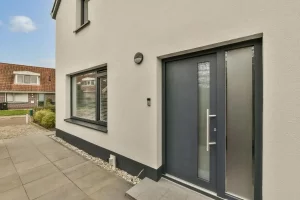 Porte d'entrée en aluminium ou en PVC : faites le bon choix !