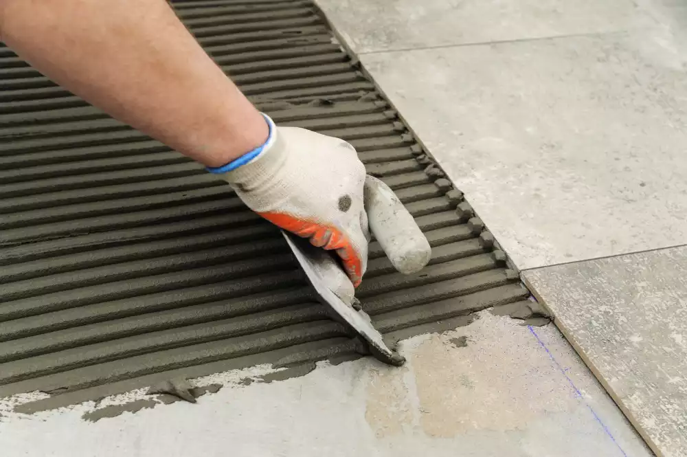 Le peigne à colle adapté à un carrelage épais
