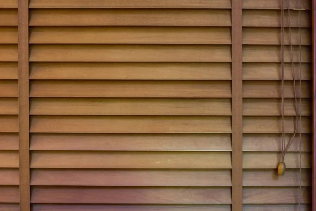 Maîtriser la lumière avec style : pourquoi choisir un store vénitien en bois ?