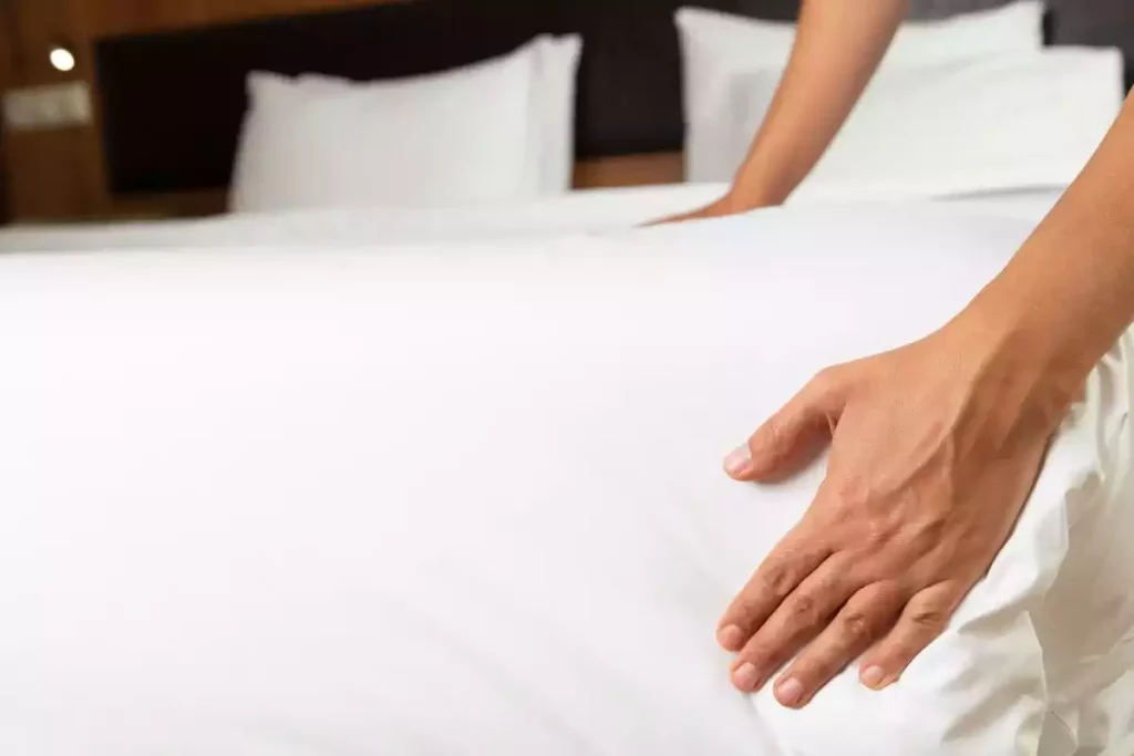 Misez sur des couleurs et des motifs en accord avec la déco de la chambre