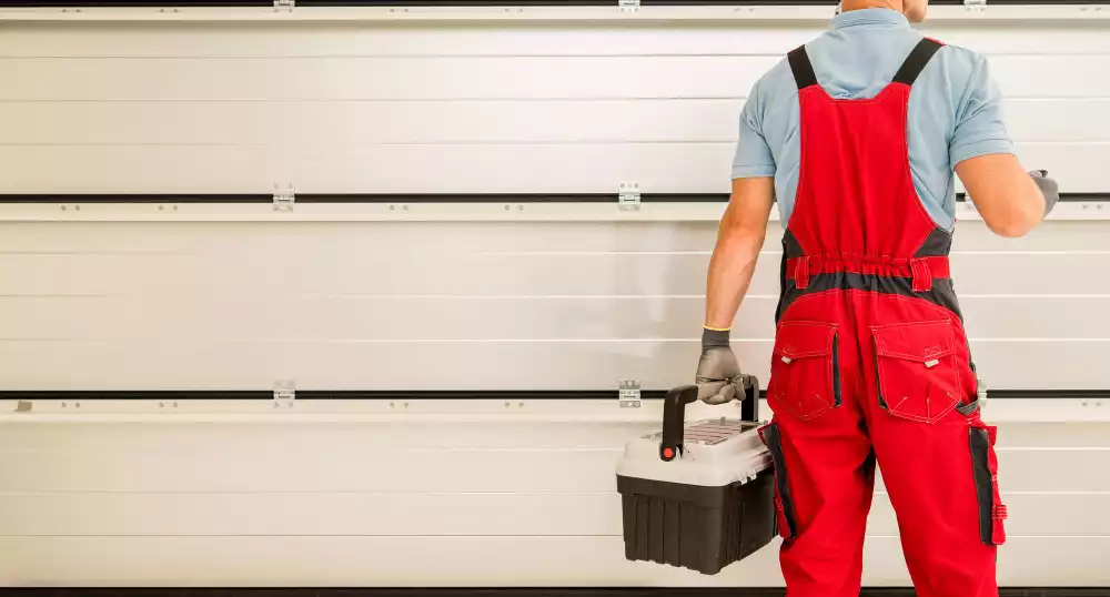 Comment régler une porte de garage qui s'ouvre toute seule ?