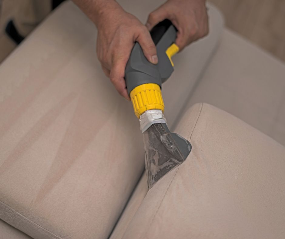 Comment bien nettoyer son canapé : tissu ou cuir, les erreurs à éviter