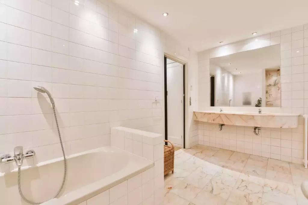 quelles couleurs dans une petite salle de bain sans fenêtre