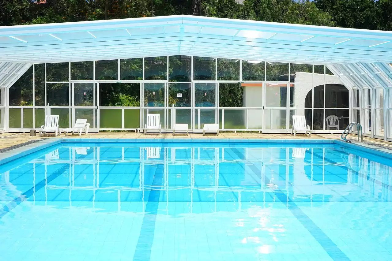Les avantages d'un abri de piscine télescopique