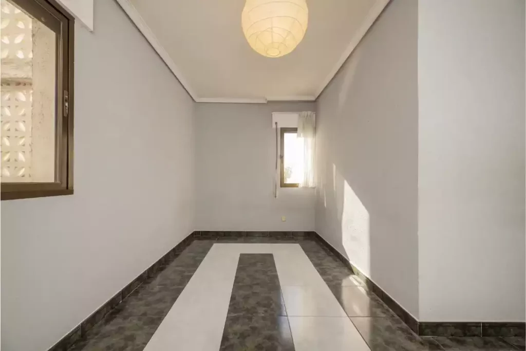 plinthe de la couleur du mur ou du sol​