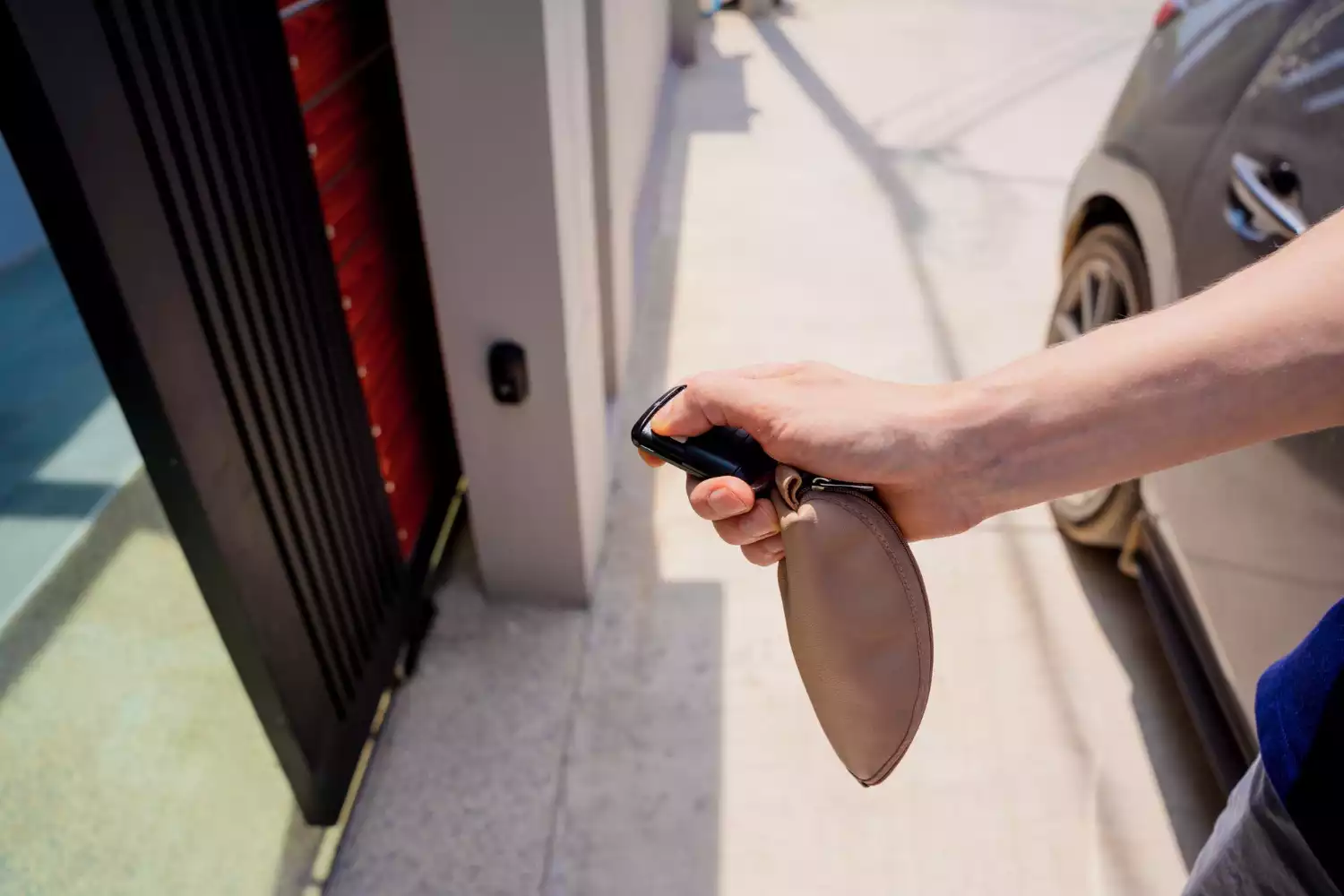 Motorisation et automatisation : comment intégrer un système intelligent à un portail sur mesure ?