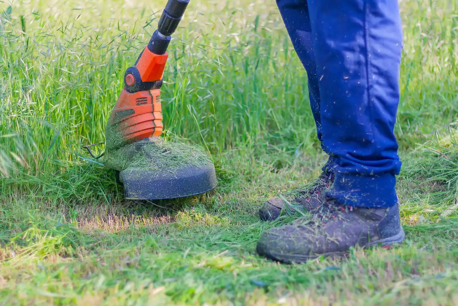 Débroussailleuse qui cale à chaud : solutions pour retrouver des performances fiables