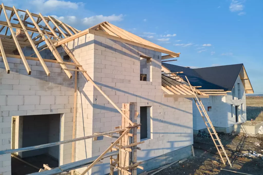 Quels facteurs influencent vraiment le délai total de construction ?