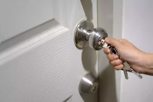 Débloquer une porte d’entrée à serrure 3 points : guide complet et astuces pour s’en sortir