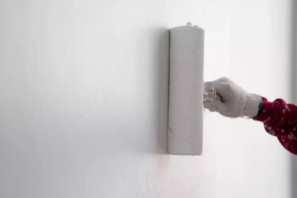 Enduit au rouleau : avis, avantages et limites