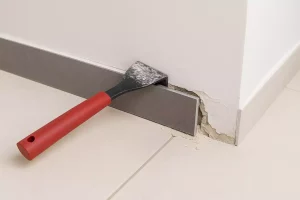 Enlever plinthe carrelage sans dégât sur le placo