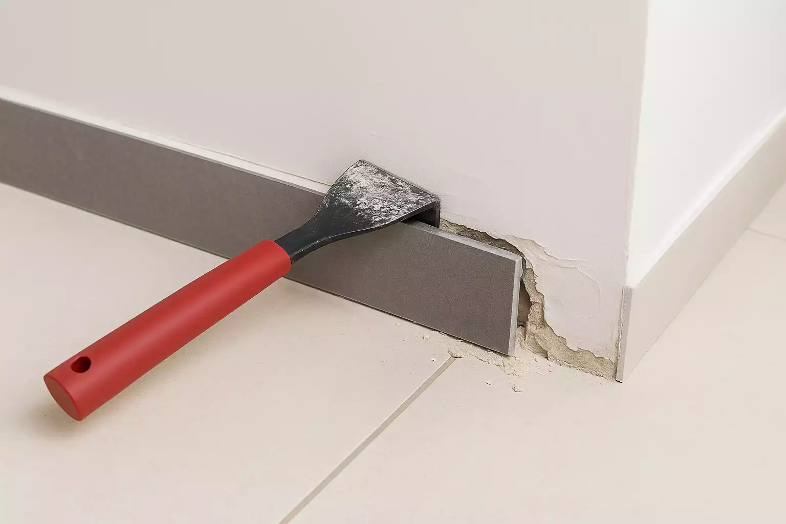 Enlever plinthe carrelage sans dégât sur le placo