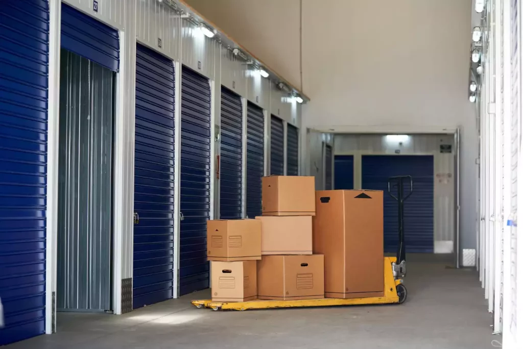 Louer une box de stockage à Paris : la solution pratique pour rénover son intérieur sans encombre
