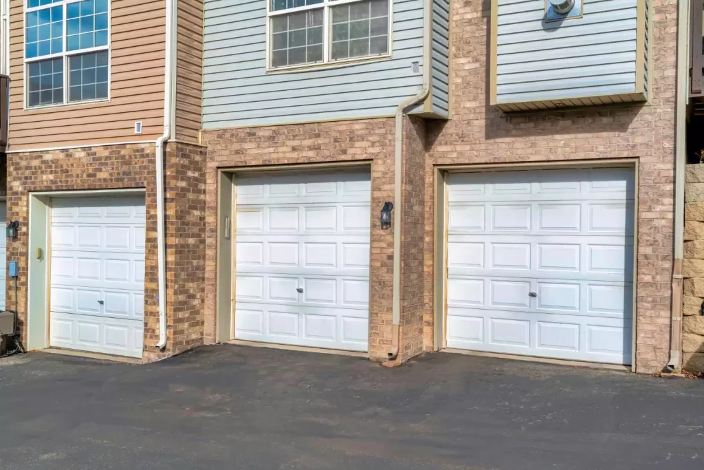 Comment transformer une porte de garage en véritable porte d’entrée ?