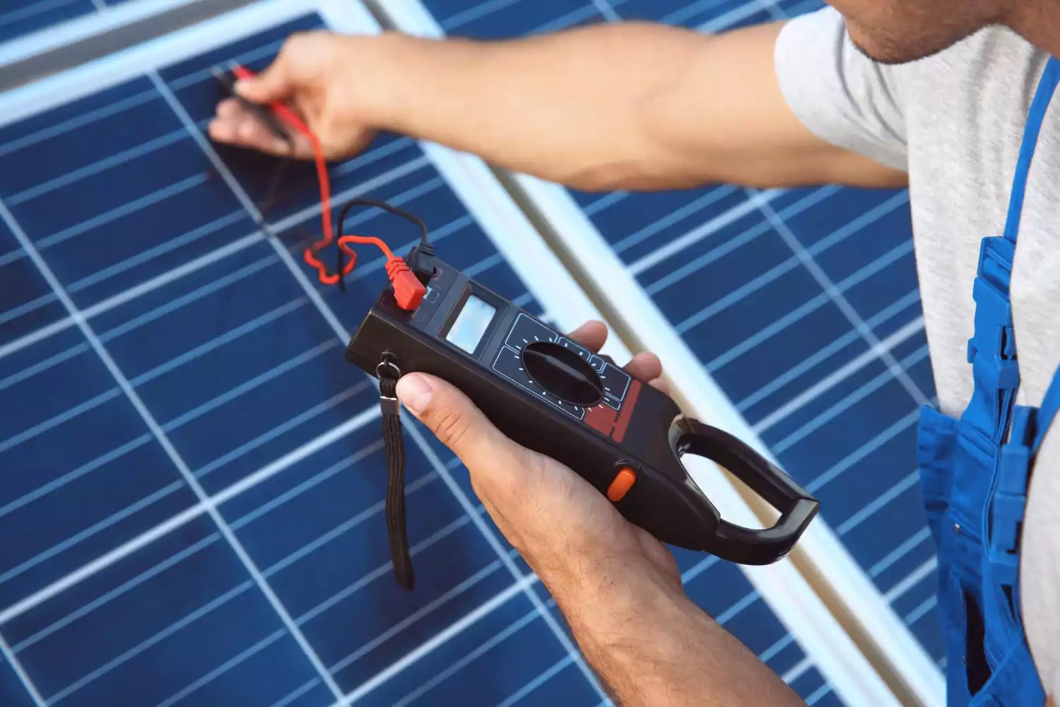 Tester un panneau solaire avec un multimètre : le guide