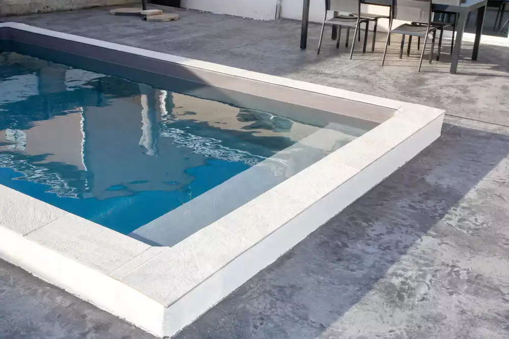Comment bien choisir entre une piscine coque et une piscine en béton enterrée ?