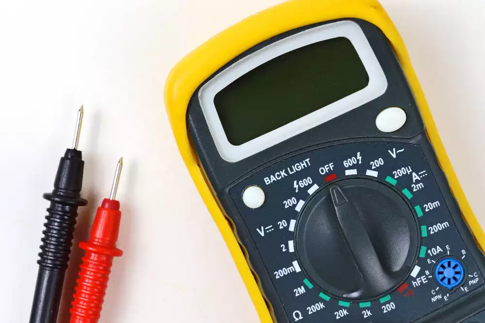 Bien choisir et préparer son multimètre avant le test