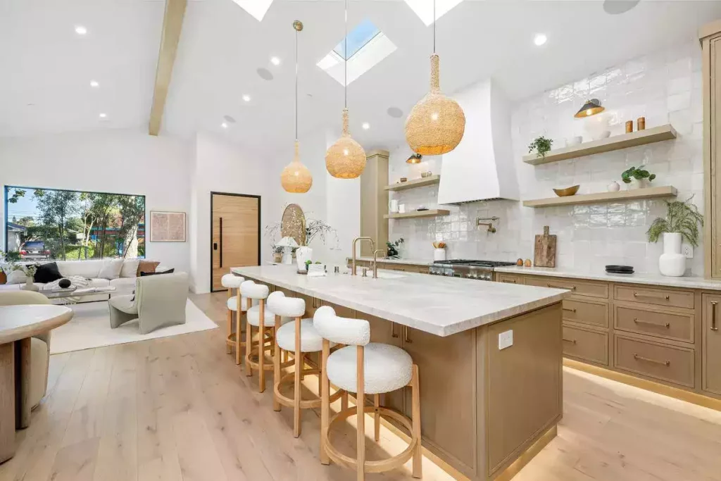 L'impact spatial et visuel d'une cuisine ouverte sur le séjour