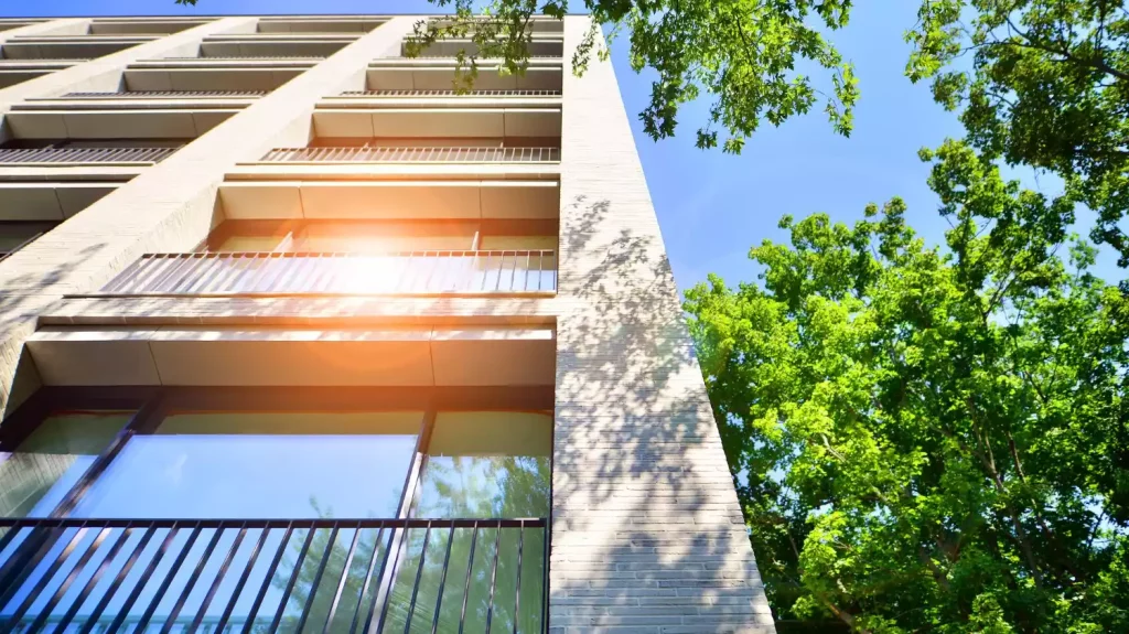 Comment limiter l'éclairage artificiel en journée dans un bâtiment ?