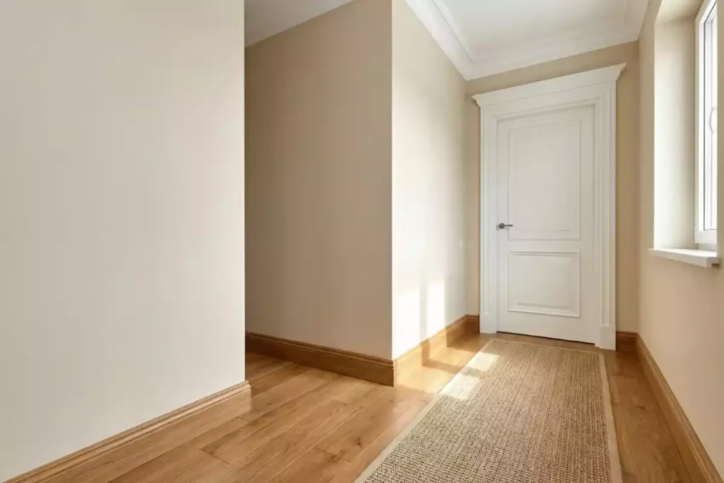 couleur des plinthes identique au mur