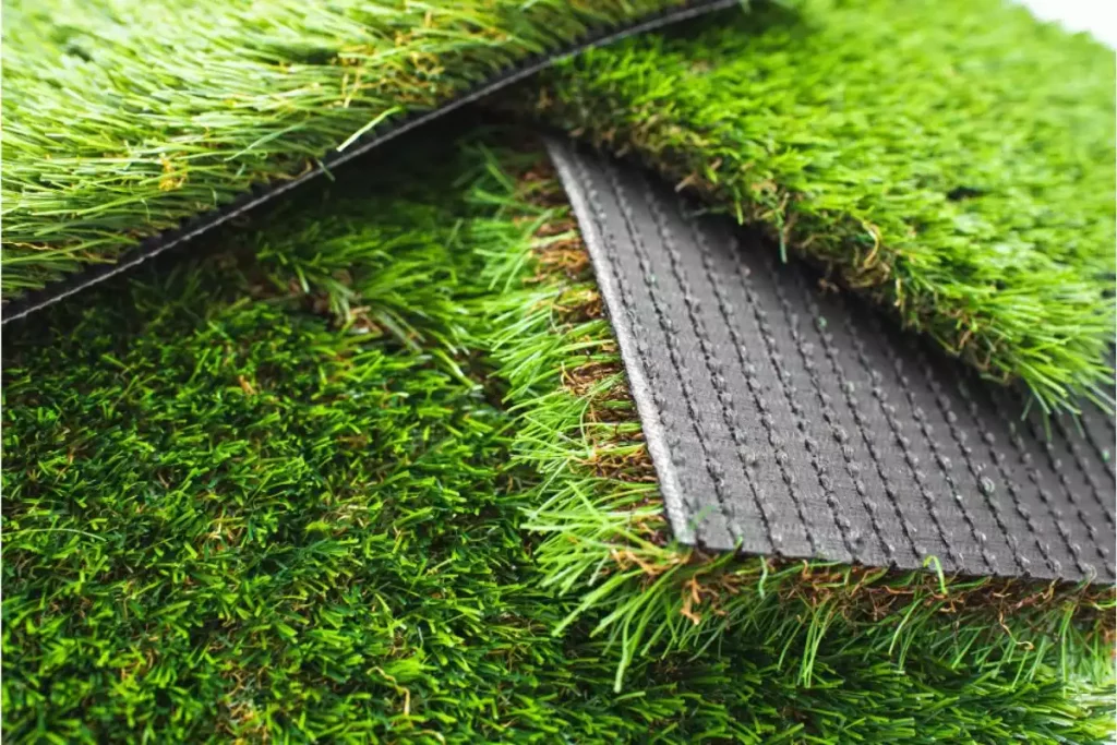 Pourquoi la nature du sable influence-t-elle la qualité du gazon synthétique ?