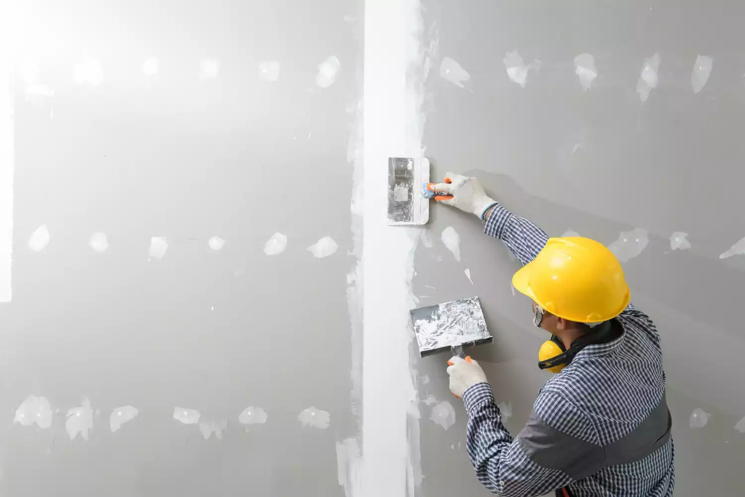 Plâtre, MAP ou enduit de rénovation : quels critères privilégier pour le rebouchage et la reprise des supports ?