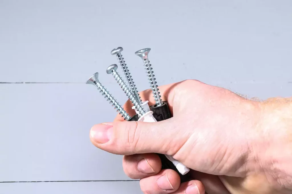 Comment obtenir des fixations fiables sur carrelage et placo avec les chevilles ?