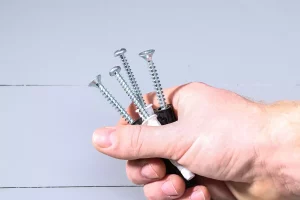 Comment obtenir des fixations fiables sur carrelage et placo avec les chevilles ?