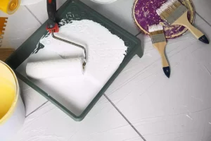 Peut-on peindre sur du plâtre : principes et méthodes à respecter