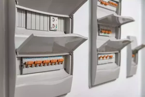 Brancher un disjoncteur différentiel : méthode et considérations techniques