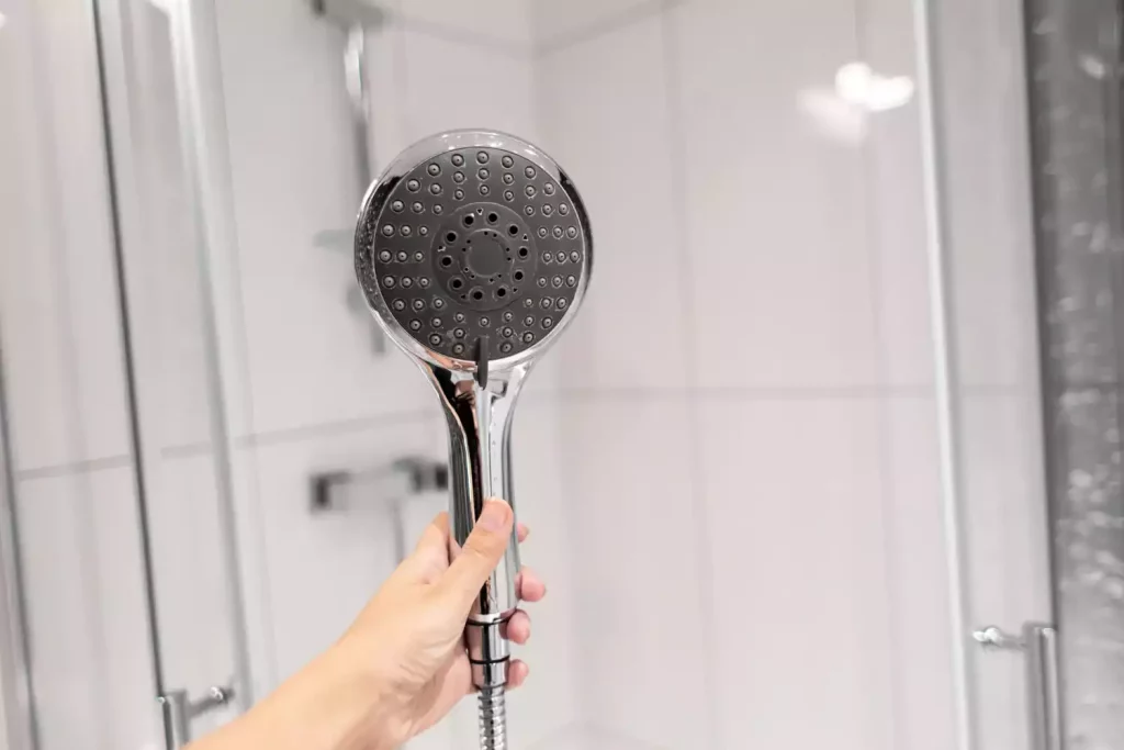 Comment changer un pommeau de douche en fonction du type de modèle ?