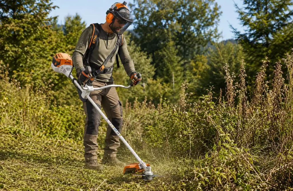 Débroussailleuse thermique STIHL FS 131 avec guidon et harnais double