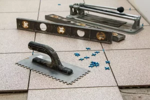 Quels outils choisir pour une pose de carrelage réussie ?