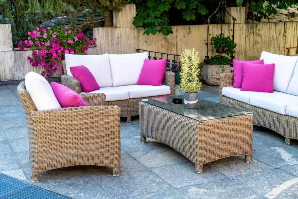 Quel salon de jardin supporte les intempéries toute l’année ?