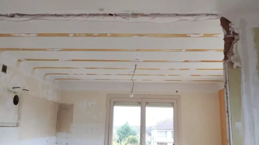 Plafond hourdis en brique d'une maison des années 60