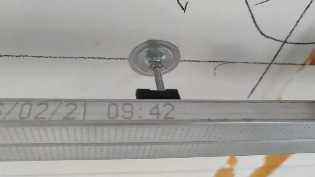 Pose d'un faux plafond sur un plafond hourdis en brique