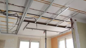 Le plafond hourdis en brique expliqué : composition, avantages et limites, isolation et pose d'un faux plafond. Tout comprendre avant de rénover ce plancher ancien.