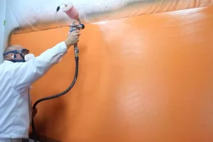 Application d'une peinture airless au pistolet pour la décoration d'un intérieur