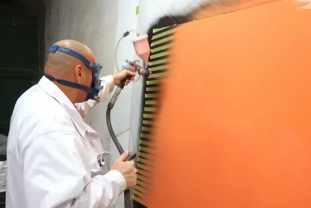 Professionnel appliquant la peinture airless sur un chantier de rénovation